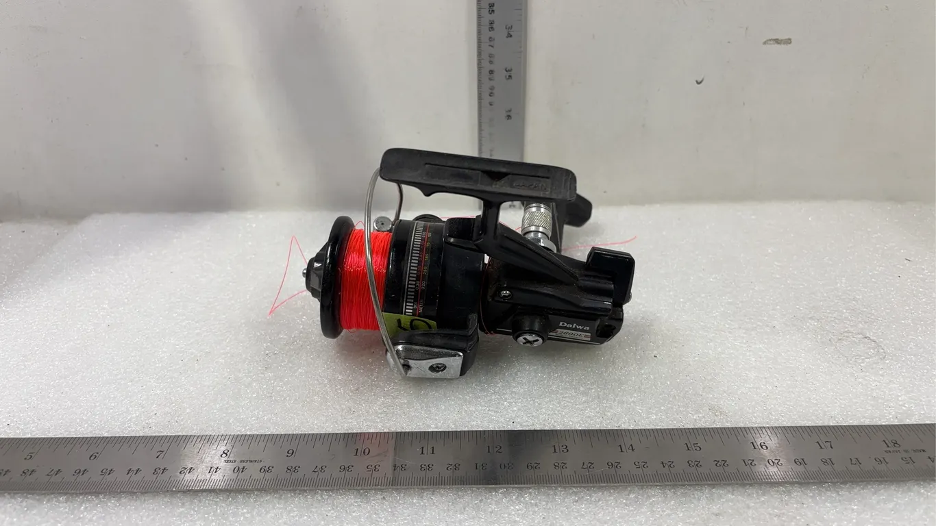 Daiwa Model 2600E Fishing Reel, Approx. 6"x6" *Unreserved*