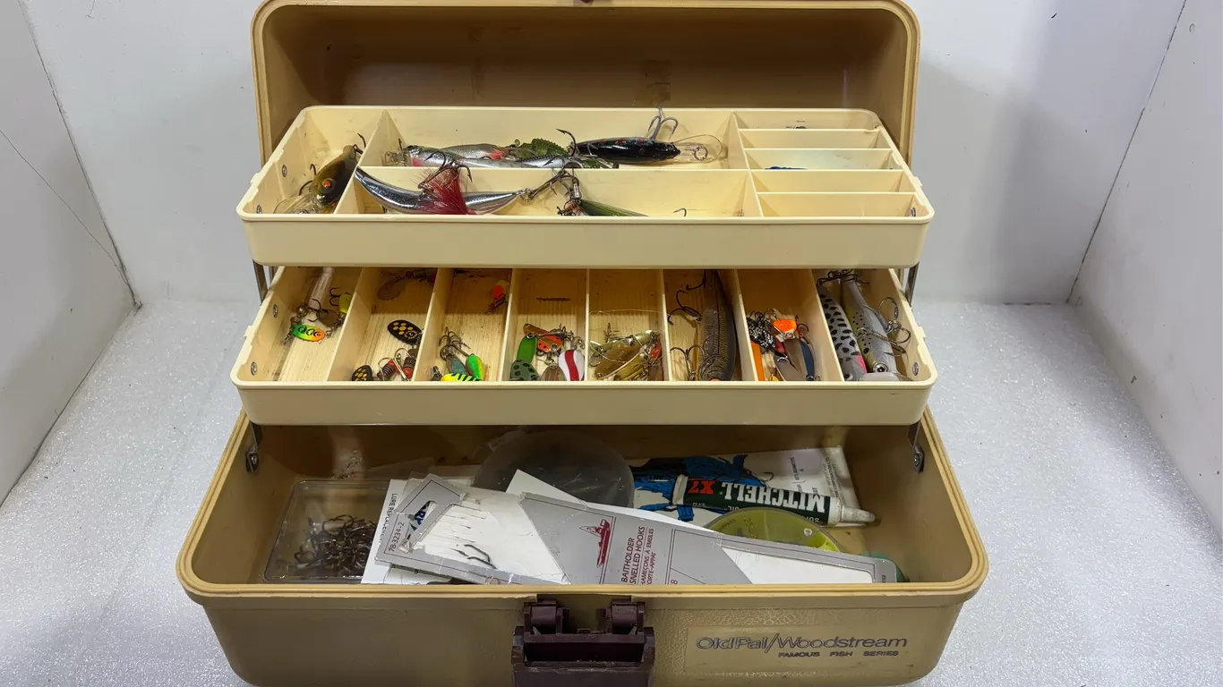 Fishing Tackle Box w/ Various Fishing Weights, Lures, Ect, Approx. 14"x7"x8" *Unreserved*