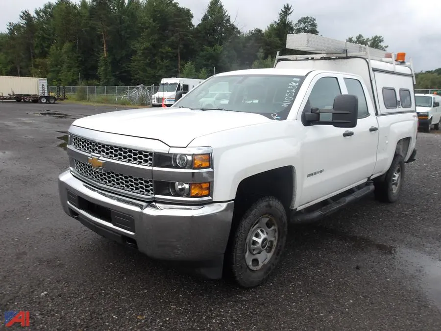 2019 Chevrolet Silverado 2500HD Crew Cab Pickup Truck with Cap