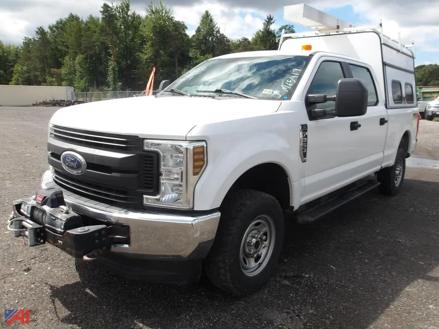 2019 Ford F-350 Super Duty Crew Cab Pickup Truck with Cap