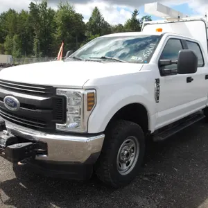 2019 Ford F-350 Super Duty Crew Cab Pickup Truck with Cap