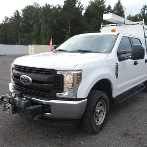 2019 Ford F-350 Super Duty Crew Cab Pickup Truck with Cap