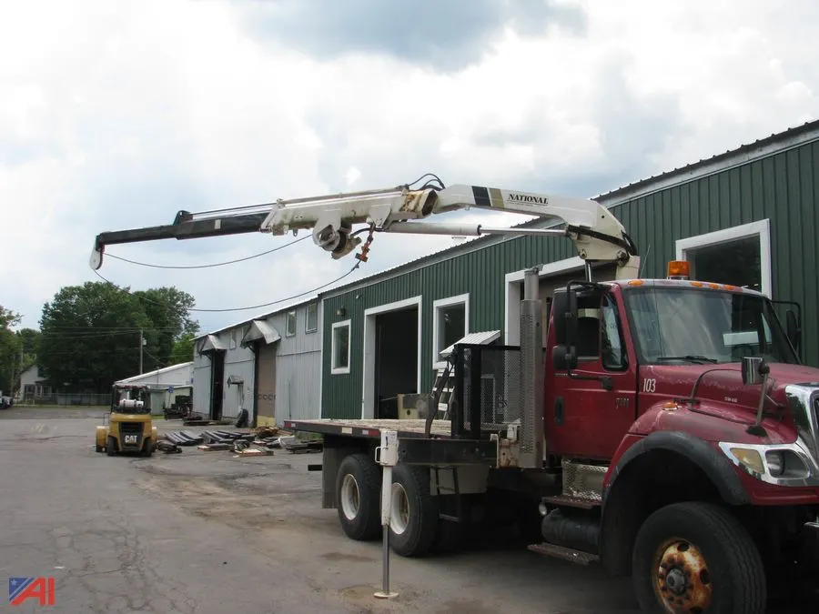 2006 International 7600 Flatbed with Crane