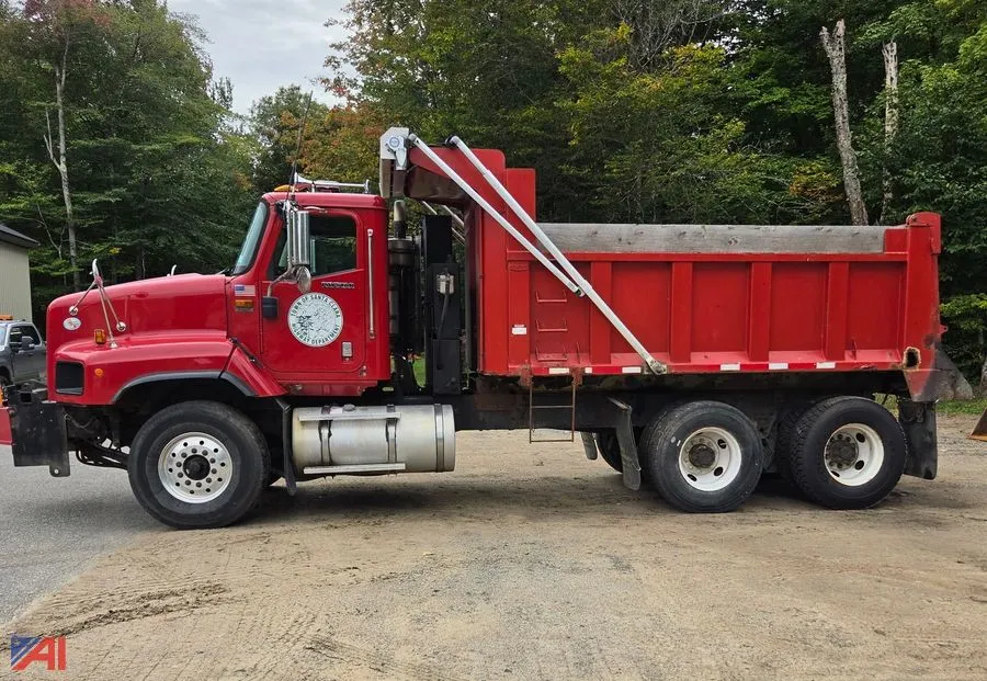 2011 International PayStar 5600i Dump Truck with Plow and Sander