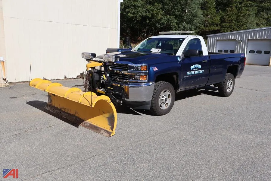 2015 Chevrolet Silverado 2500HD Pickup Truck with Liftgate and Plow