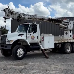 2002 INTERNATIONAL DT466 BOOM TRUCK.