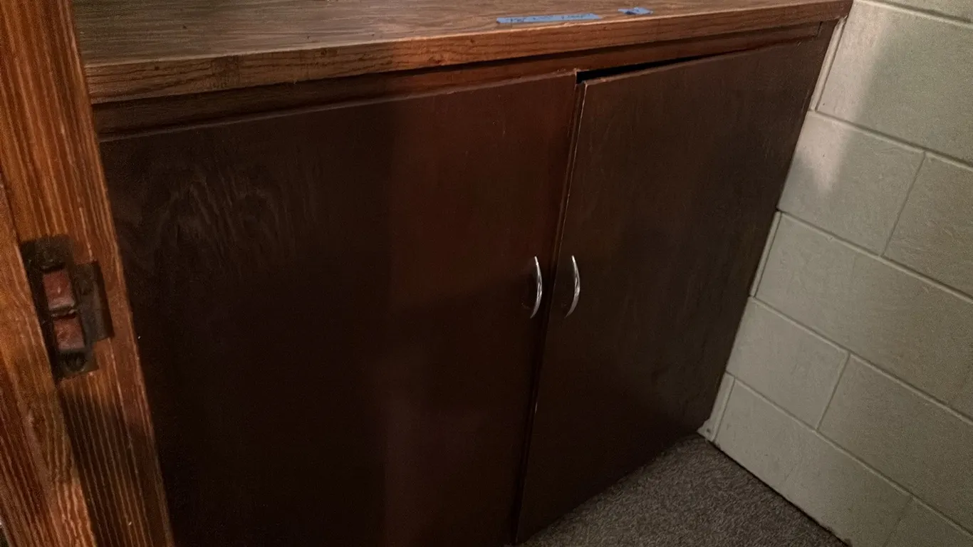 CABINET(BRING TOOLS AND HELP TO REMOVE)
