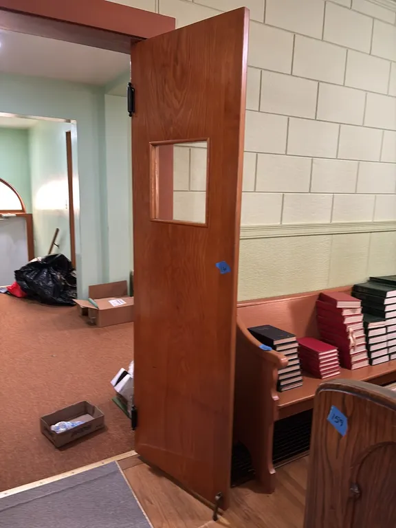 CHURCH DOUBLE DOOR(BRING TOOLS AND HELP TO REMOVE)