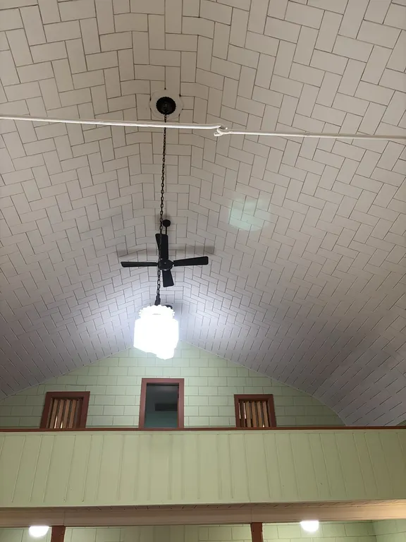 HANGING LIGHT(BRING VERY TALL LADDER , TOOLS AND HELP TO REMOVE )