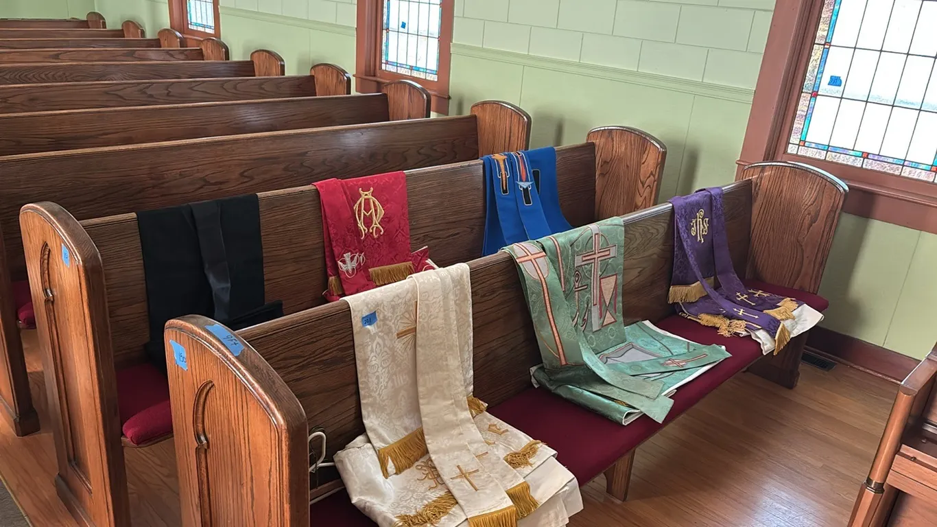 6 SETS OF ALTER CLOTHES AND STOLE