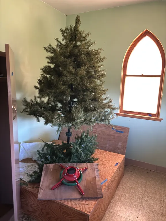 CHRISTMAS TREE ON BASE(48”x48”)-TREE STAND