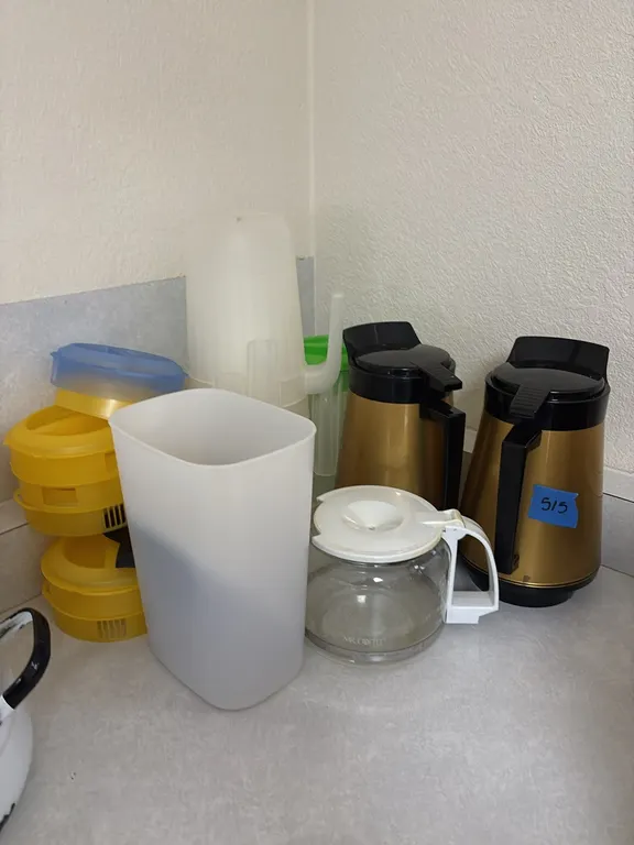 PLASTIC JUICE PITCHERS WITH COVERS-COFFEE THERMOS-MR COFFEE GLASS COFFEE POT