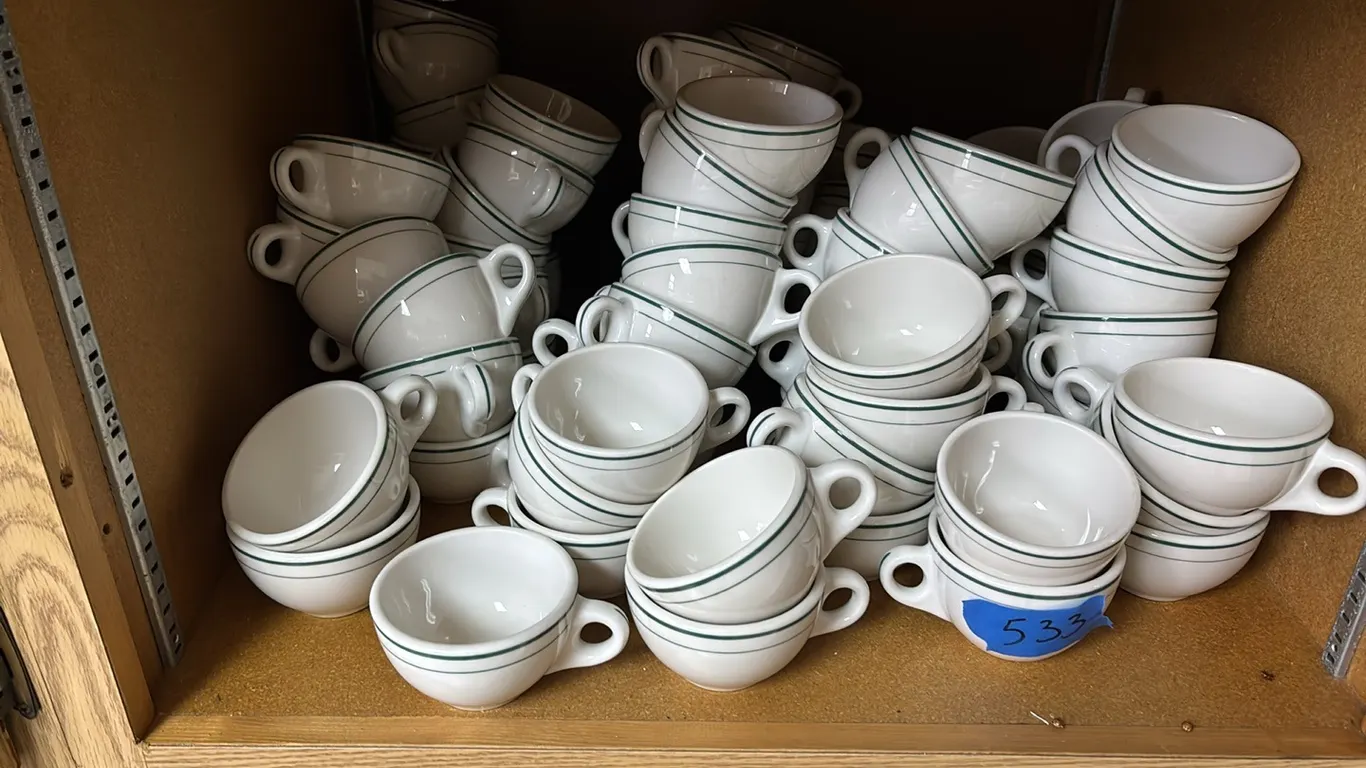 90 COFFEE CUPS AND 90 PLATES