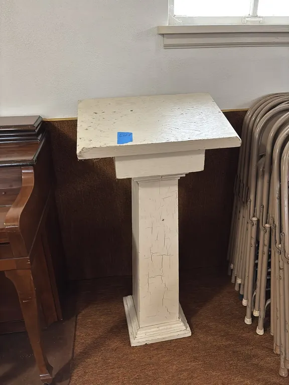 PODIUM WHITE WOOD
