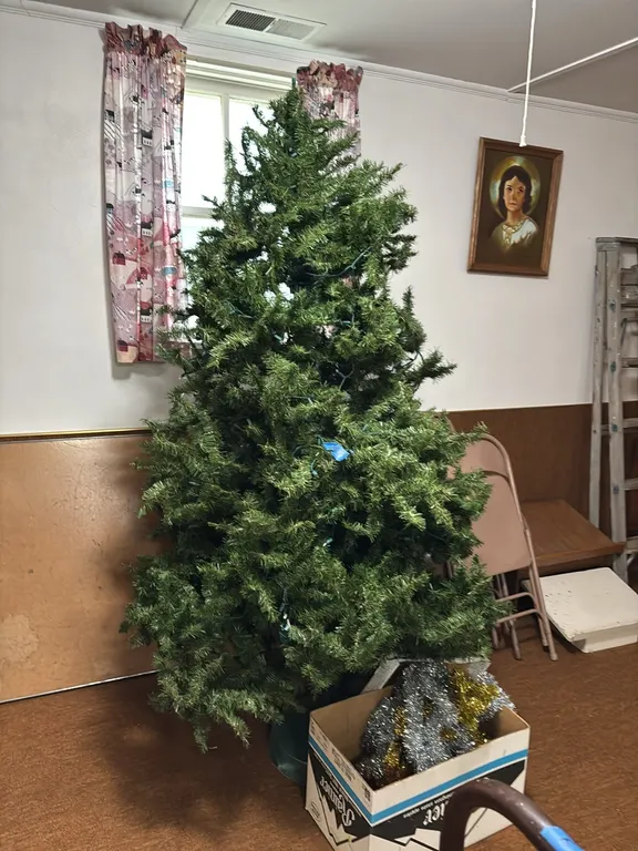 7’ CHRISTMAS TREE WITH LIGHTS AND DECORATIONS