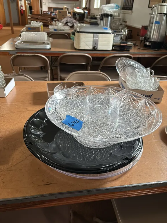 SERVING TRAYS AND BOWLS