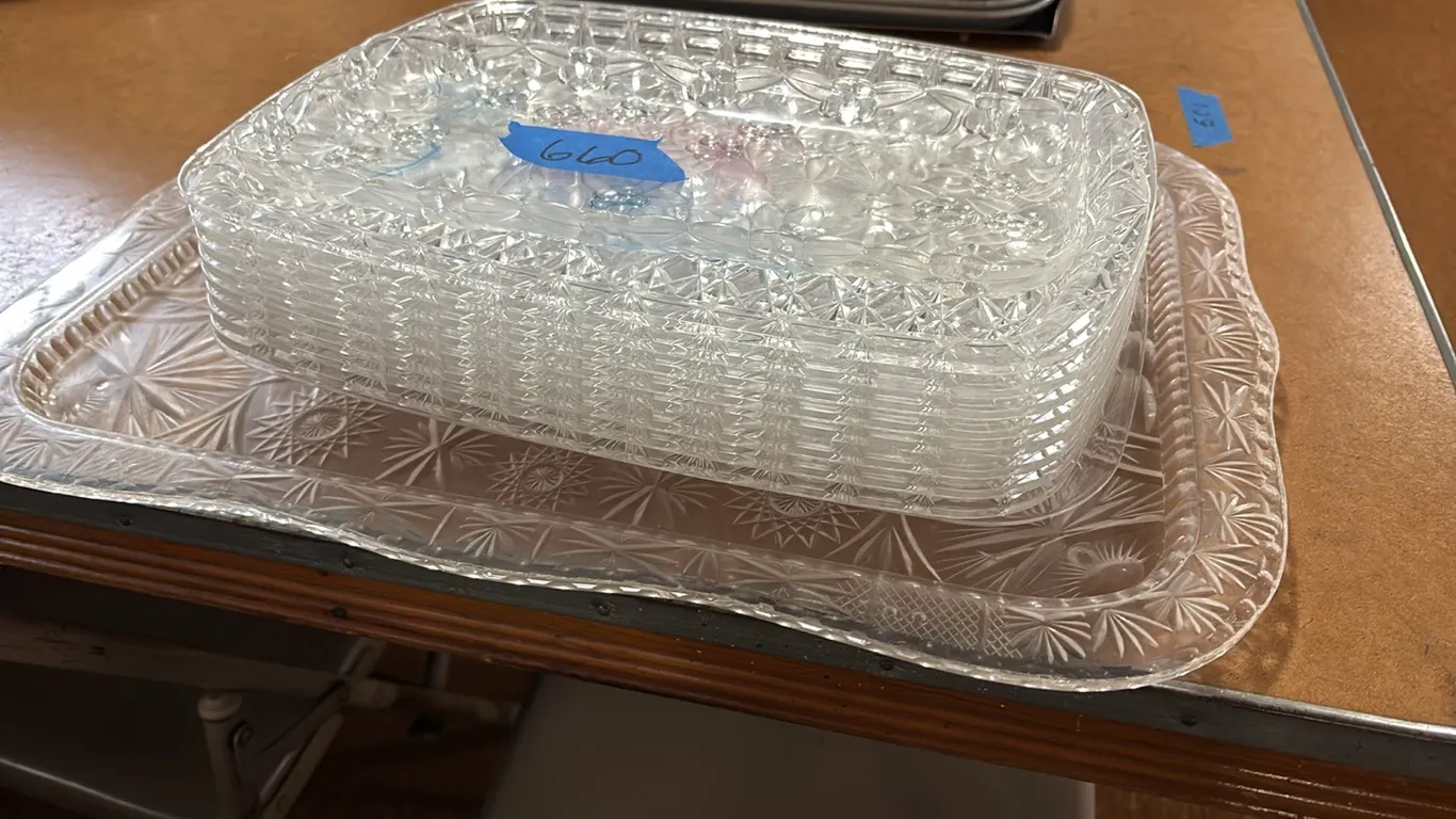PLASTIC SERVING TRAYS