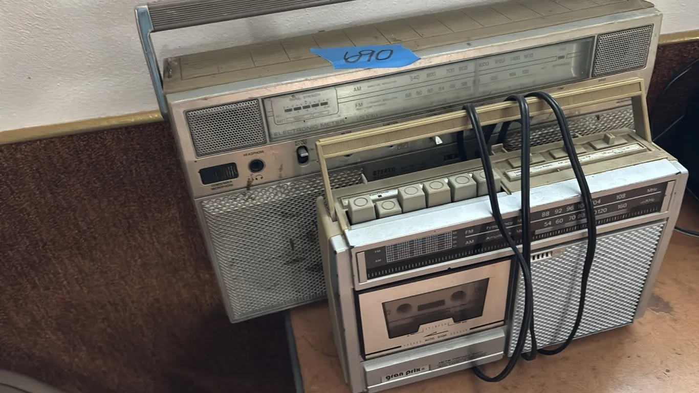 2 RADIO CASSETTE TAPE PLAYERS
