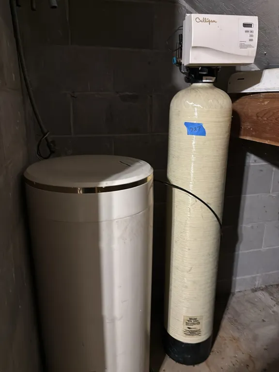 WATER SOFTENER(BRING TOOLS AND HELP TO REMOVE)
