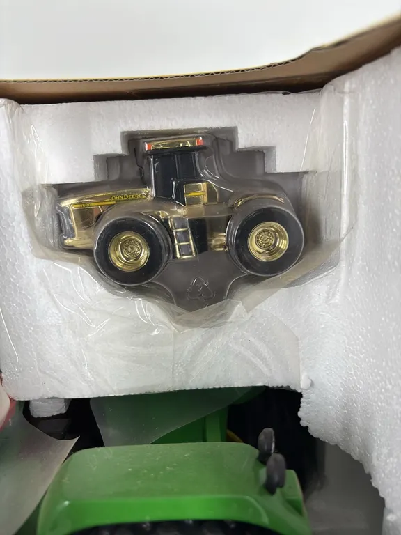 JOHN DEERE 9620 1/16 DIE CAST METAL COLLECTOR EDITION WITH GOLD KEY CHAIN AND GOLD JOHN DEERE 9620 1/64