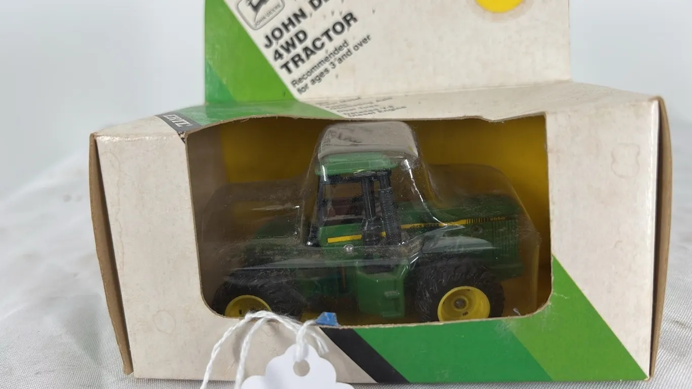 JOHN DEERE 4WD 8050 DIE CAST METAL 1/64