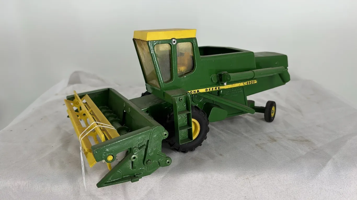 JOHN DEERE 6600 DIE CAST METAL COMBINE 1/32