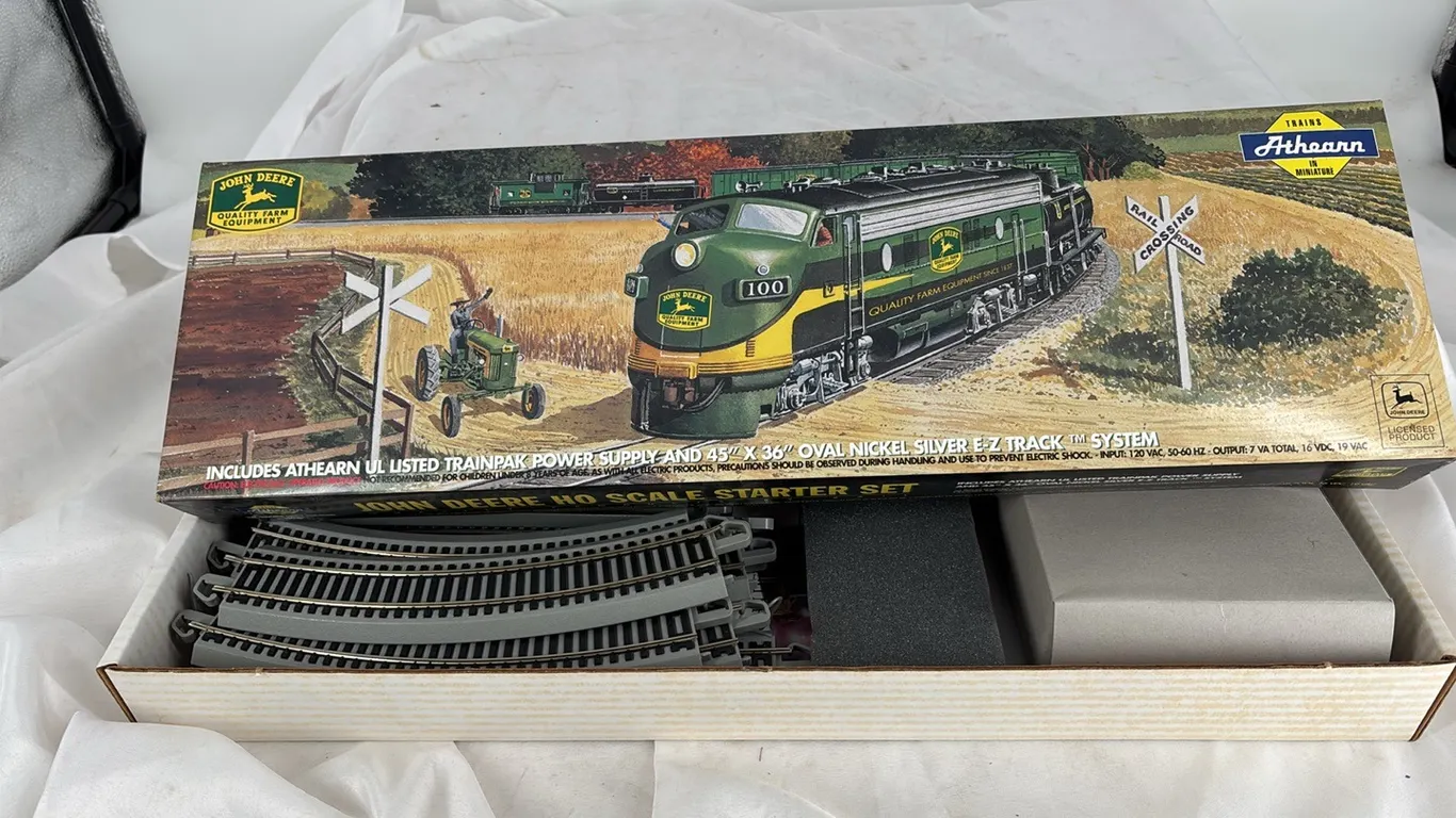 ATHEARN JOHN DEERE STARTER SET 45”x36” OVAL NICKEL SILVER EZ TRACK SYSTEM AND TRAINPAK POWER SUPPLY