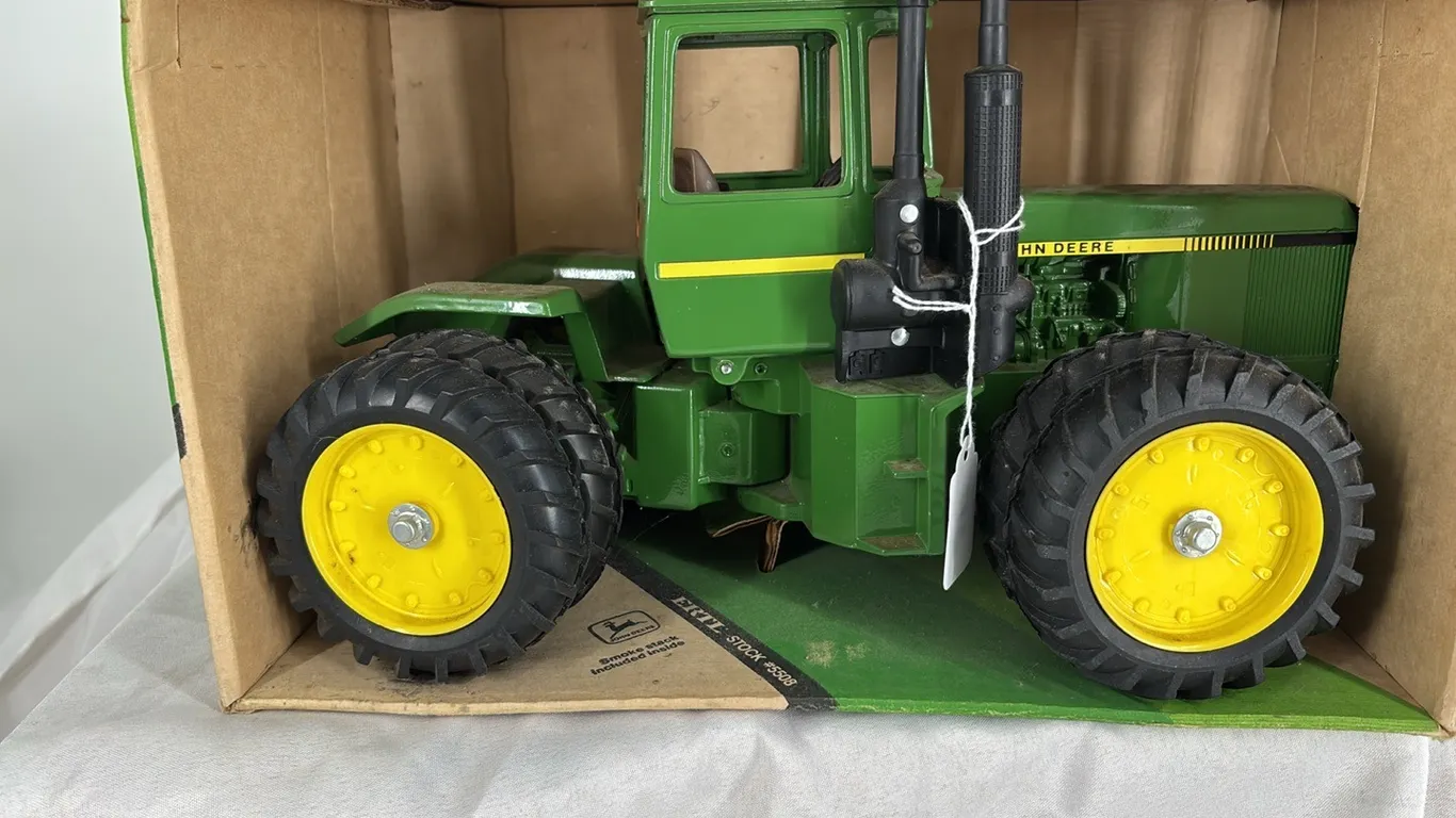 JOHN DEERE 4 WD 1/16 DIE CAST METAL