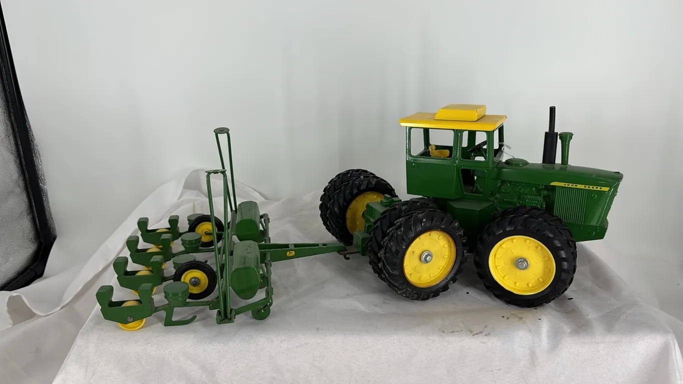 JOHN DEERE 4WD WITH 4 ROW PLANTER 1/16 DIE CAST METAL
