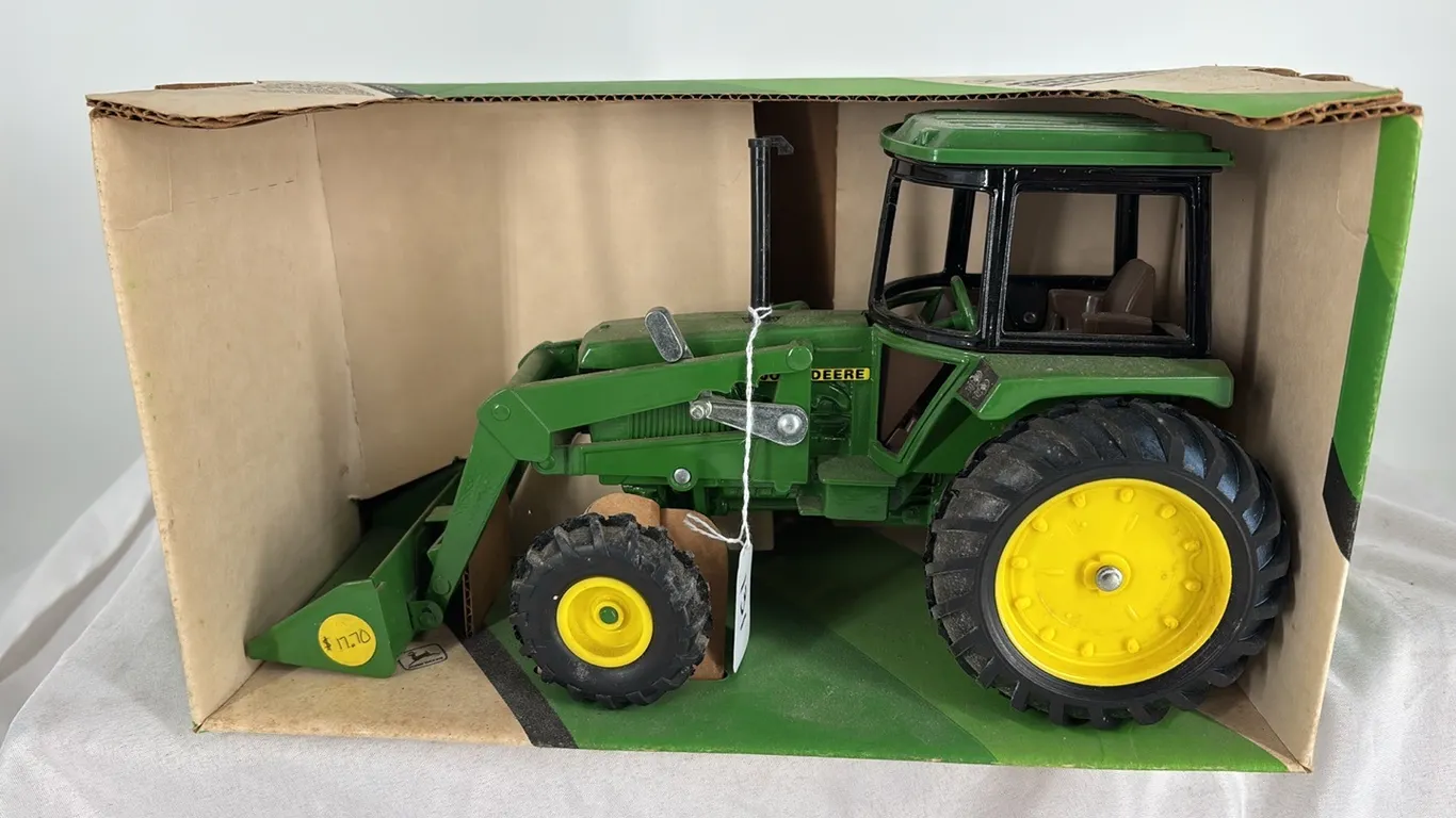 JOHN DEERE UTILITY TRACTOR WITH ENDLOADER DIE CAST METAL 1/16