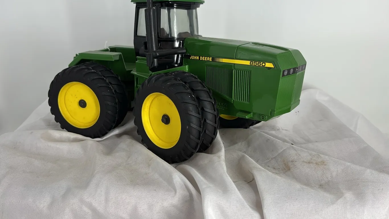 JOHN DEERE 8560 4WD DIE CAST METAL 1/6