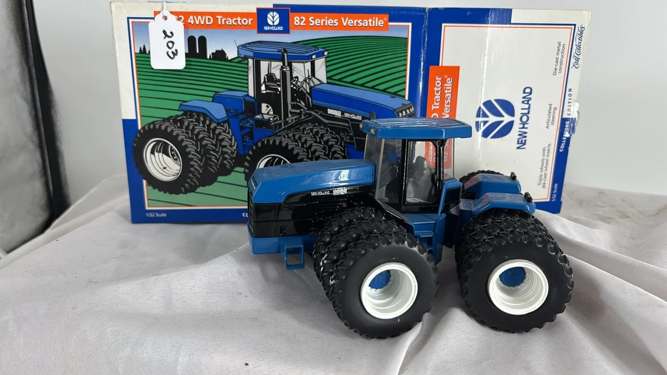 NEW HOLAND 9882 4WD VERSATILE DIE CAST METAL 1/32