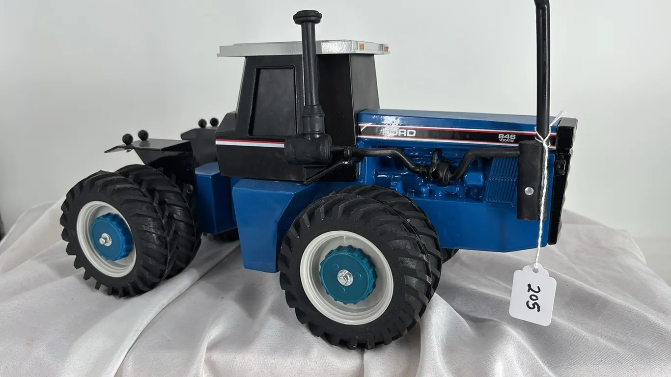 FORD 846 4WD VERSATILE DIE CAST METAL 1/16