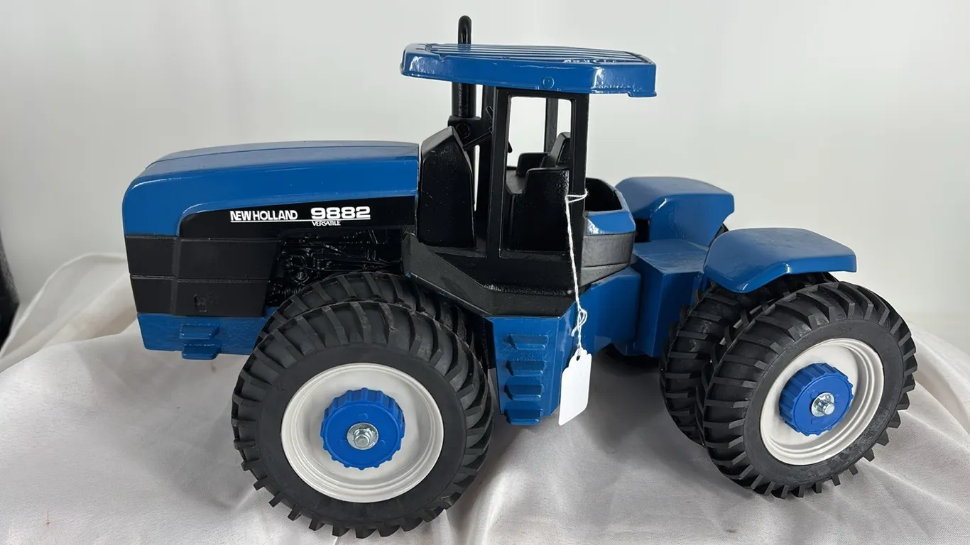 NEW HOLAND 9882 4WD VERSATILE DIE CAST METAL 1/16