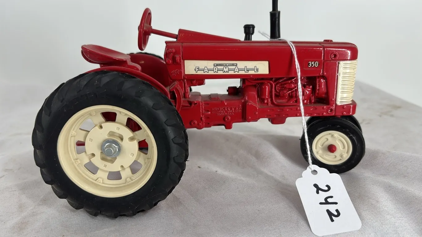 FARMALL McCORMICK 350 DIE CAST METAL 1/16