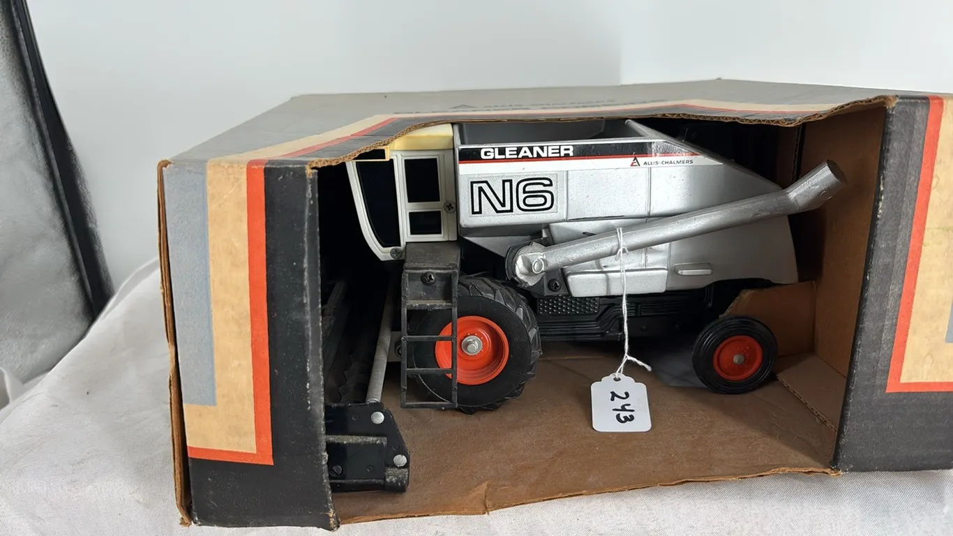 ALLIS-CHALMERS GLEANER N6 COMBINE DIE CAST METAL 1/24