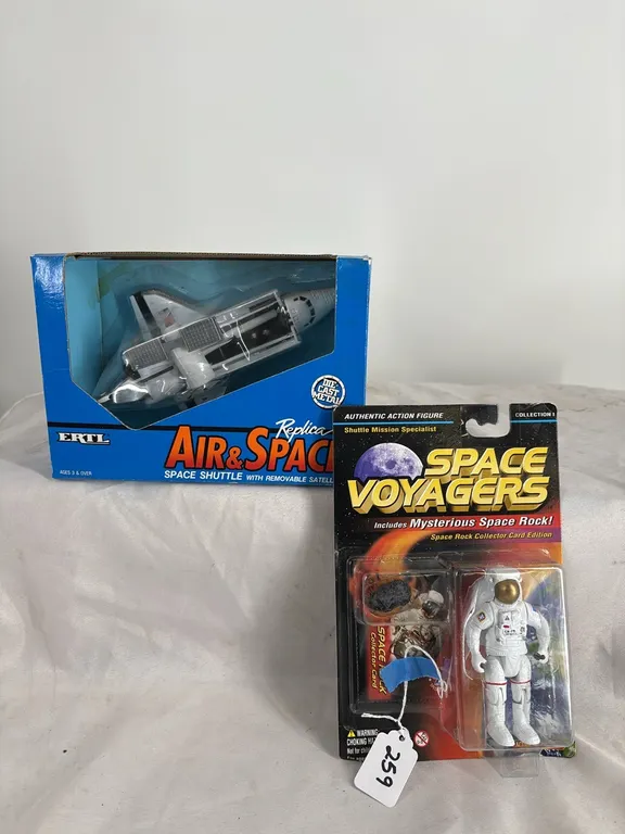 SPACE SHUTTLE-ACTION FIGURE