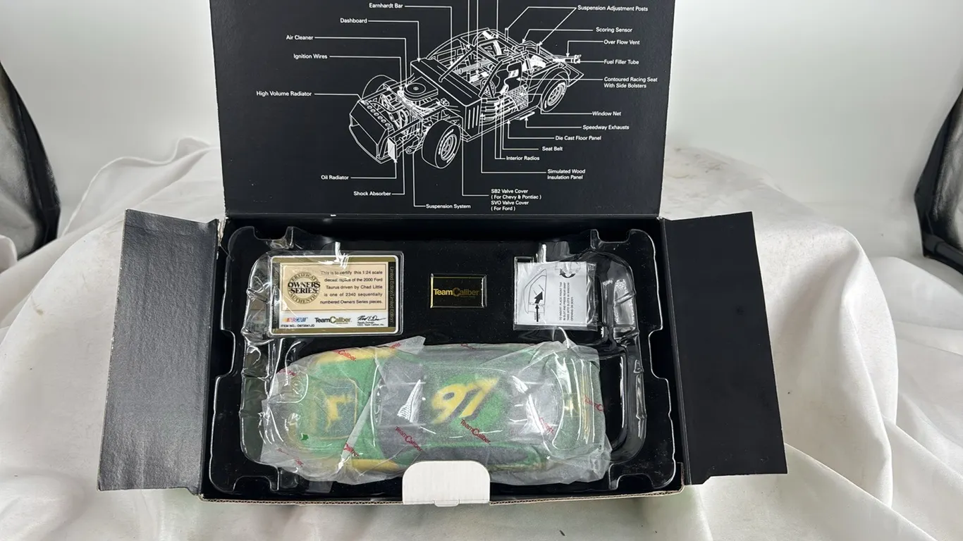 TEAM CALIBER JOHN DEERE 2000 FORD TAURUS 1/24