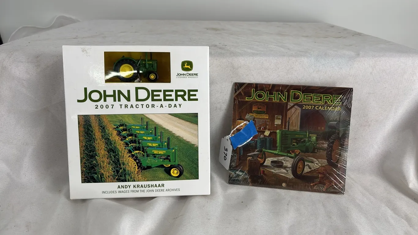 JOHN DEERE TRACTOR CALANDERS WITH SMALL TRACTOR