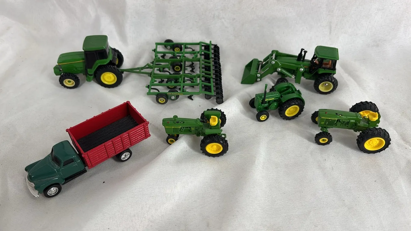 6 JOHN DEERE TOYS1/64-ERTL TRUCK 1/64-3 TRACTOR KEY CHAINS