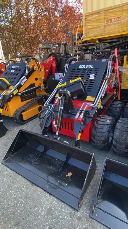 SDLOOL SL323TZ RED STAND ON GAS POWERED MINI SKID STEER LOADER, 13.5 HP, PNEUMATIC TIRES, 420CC