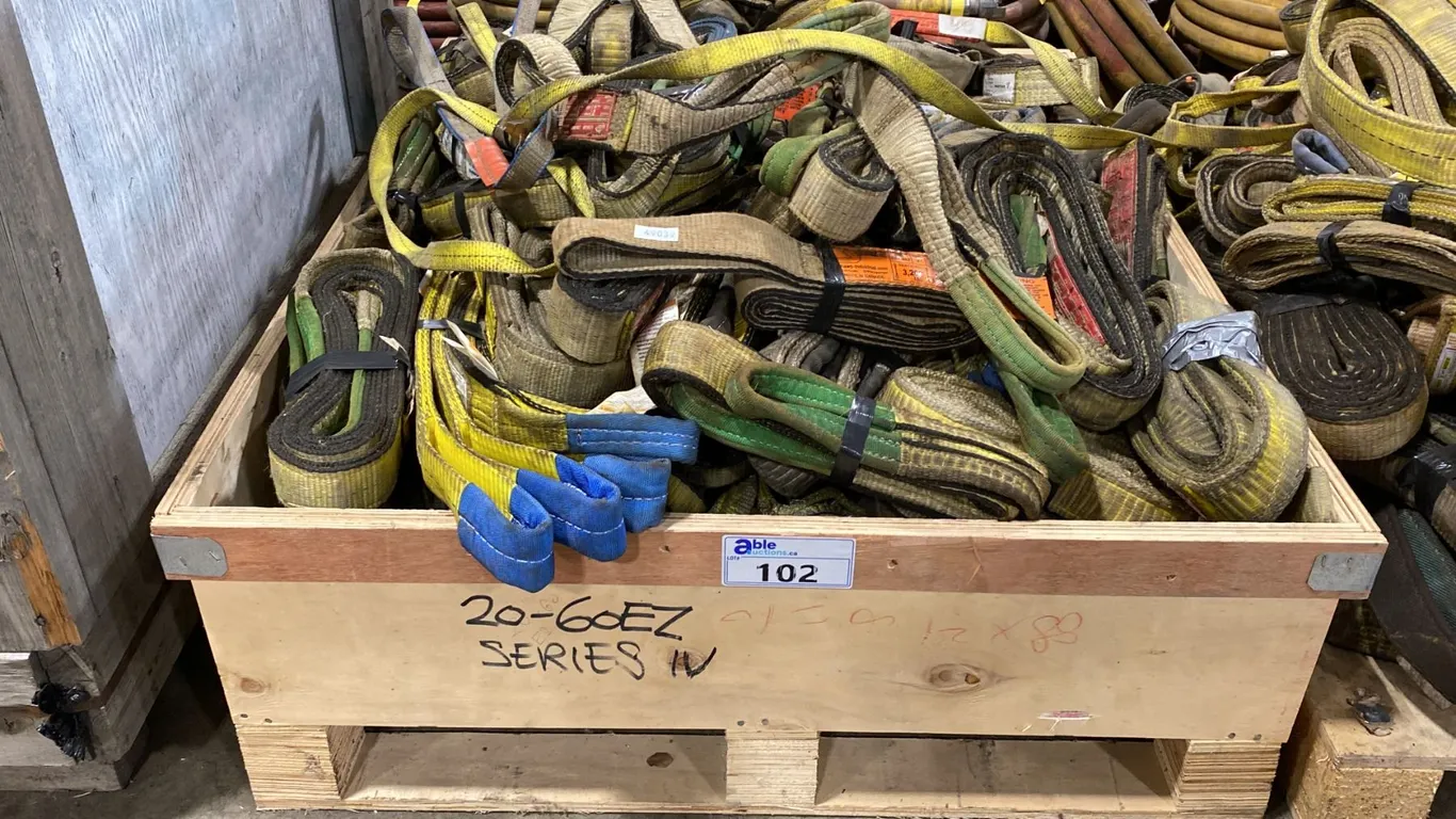 SMALL PALLET CRATE OF ASSORTED LIFTING SLINGS *CRATE INCLUDED*