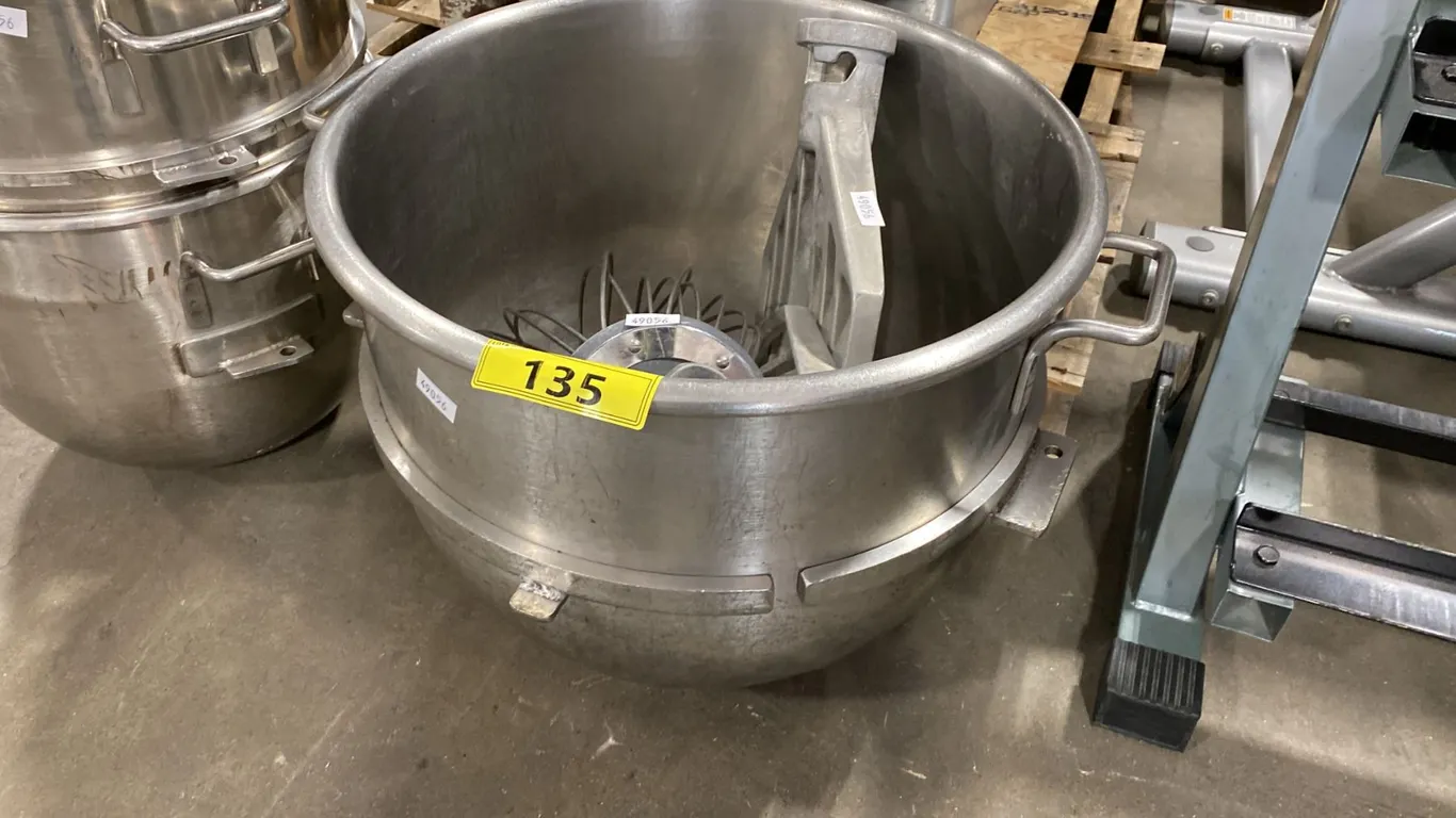 20" DIAMETER LARGE QUART MIXING BOWL WITH 3 MIXING HEAD ATTACHMENTS