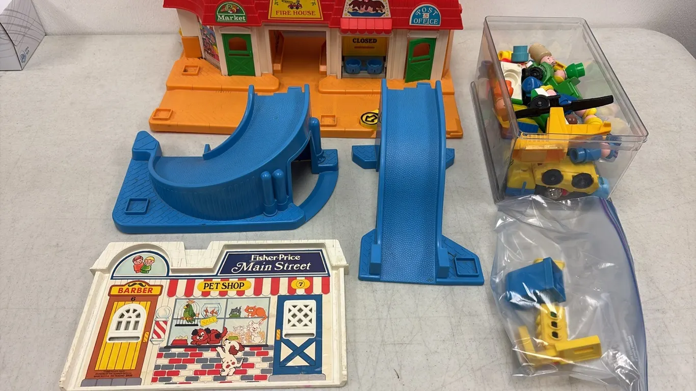 Fisher Price Fire House w/ Accessories