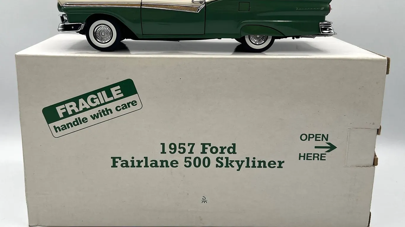 Danbury Mint - 1957 Ford Fairlane Skyliner