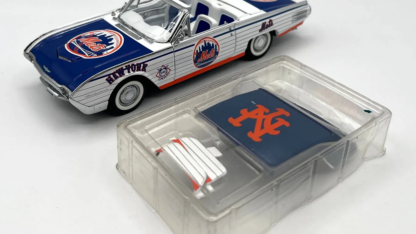 Danbury Mint - 1961 Ford Thunderbird Mets
