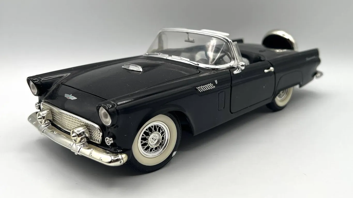 Revell - 1956 Ford Thunderbird 1:18 Model