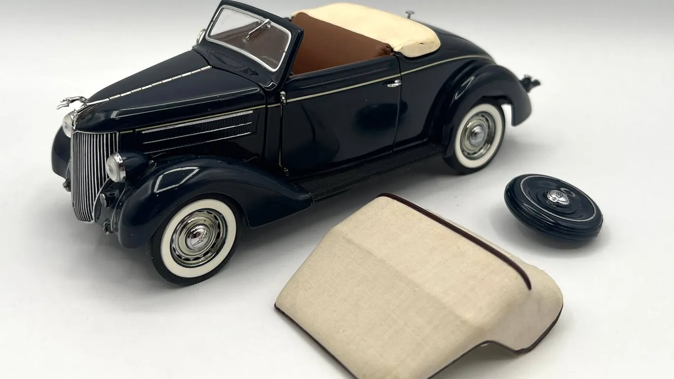 Danbury Mint - 1936 Ford Deluxe Cabriolet