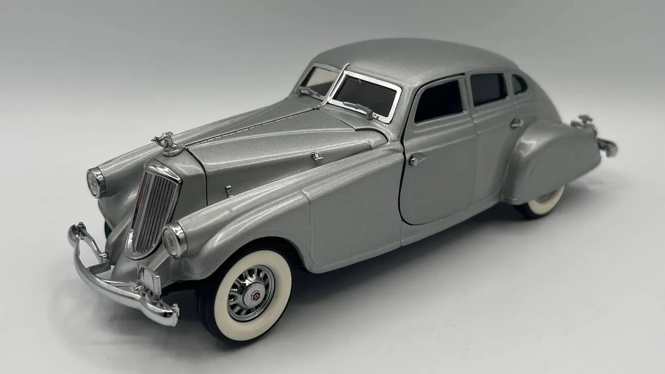 Danbury Mint - 1933 Pierce Silver Arrow