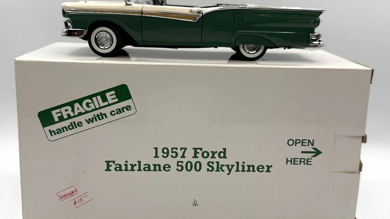 Danbury Mint - 1957 Ford Fairlane 500 Skyliner